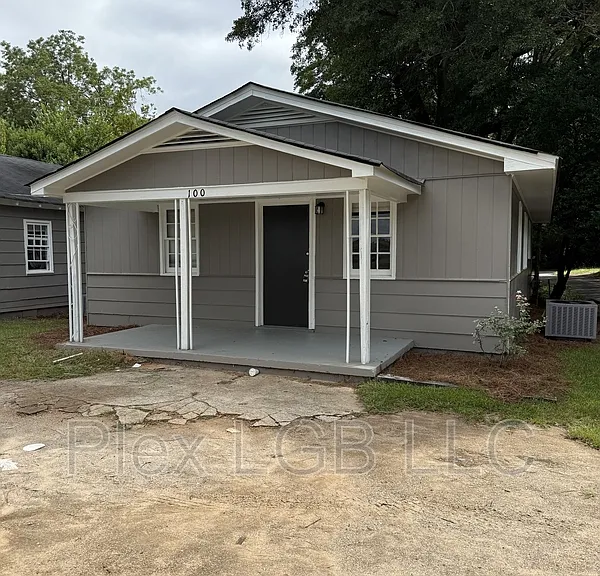 100 Oak Ln — Photo 1