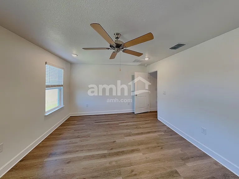 3319 Muscatine Ave — Photo 10