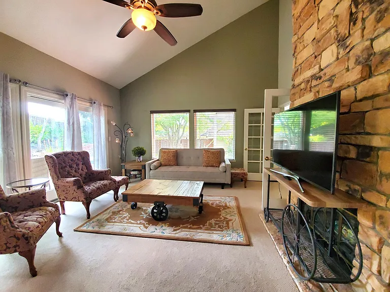 956 Redwood Dr — Photo 10