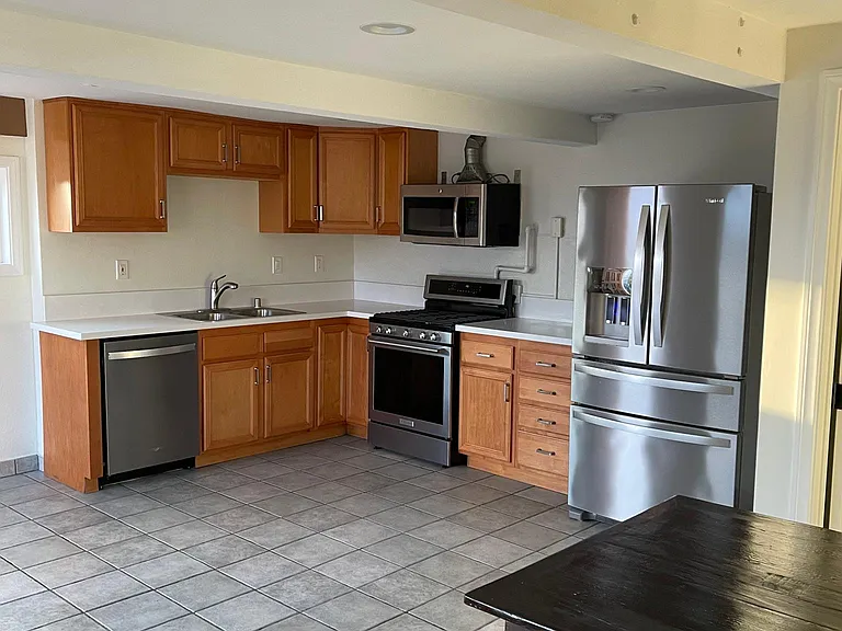 1562 Linwood St — Photo 4