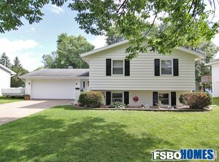 1087 Cress Pkwy, Hiawatha, IA 52233