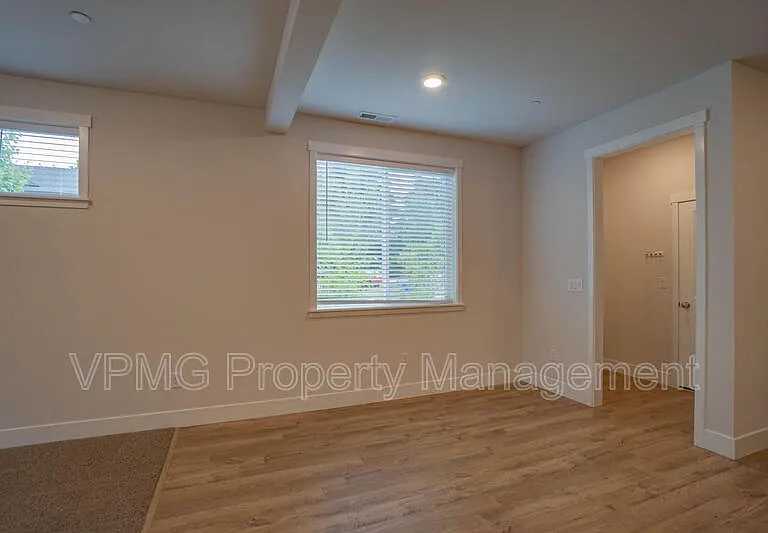 6921 NE 16th Ave — Photo 10