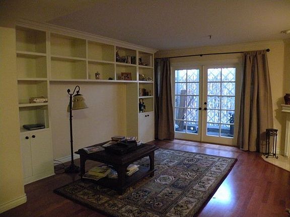 Living Room w/ build-in bookcase