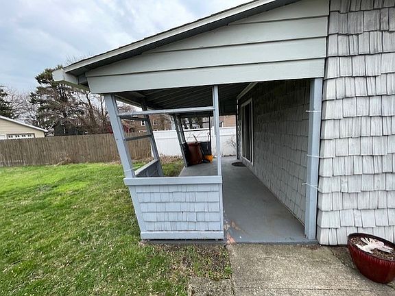 3rd image of 718 W 3rd St