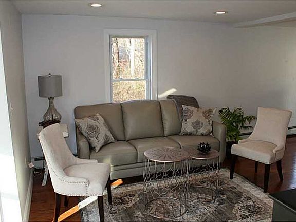 4th image of 20 Stedman Ct