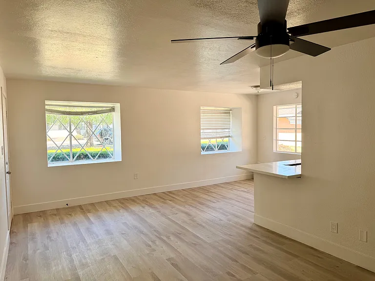 2019 W Berridge Ln #4 — Photo 4