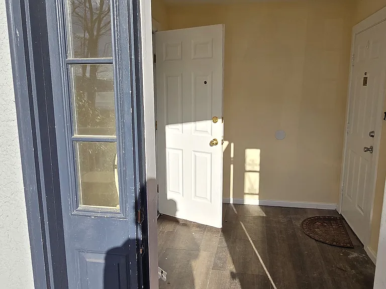 Front vestibule/entrance from deck