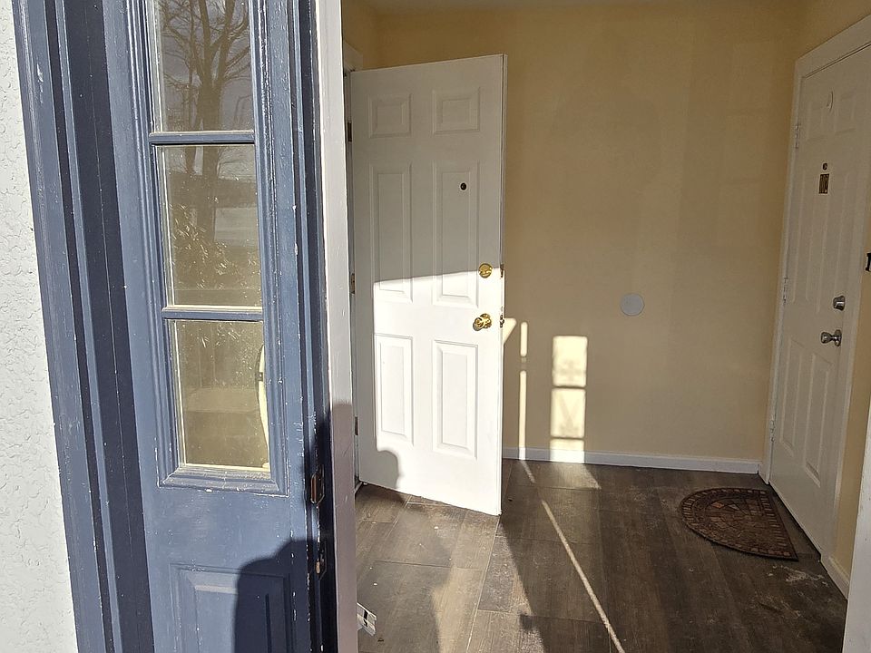 Front vestibule/entrance from deck