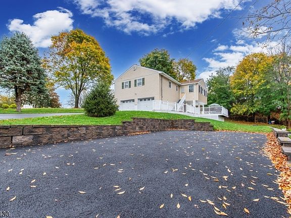5th image of 35 Ivy Pl