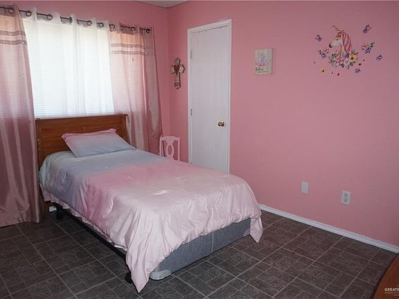 4th image of 736 E Eagle St