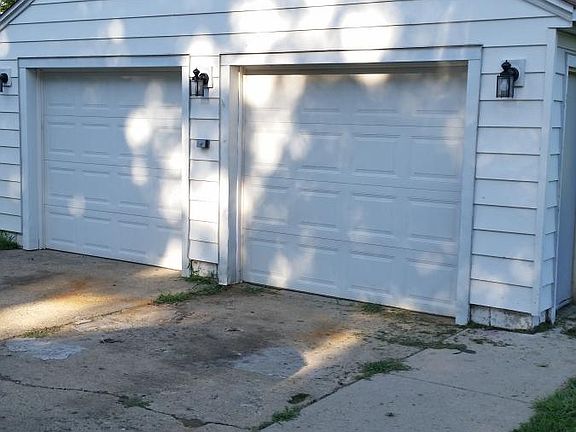 Detached garage