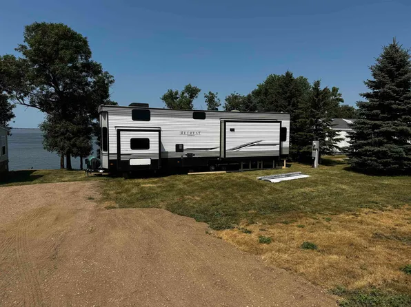 4097 E Lake Rd, Devils Lake, ND 58301