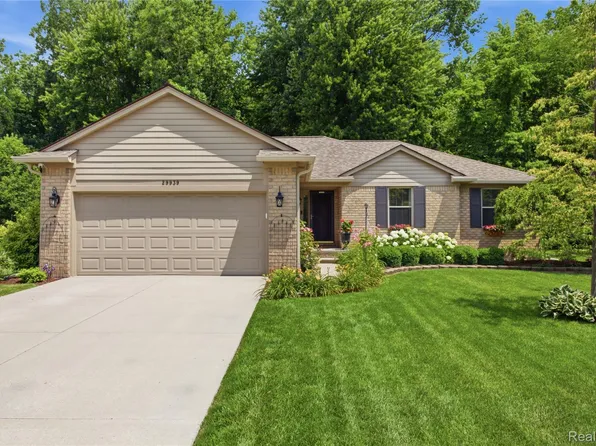 29939 Sugar Creek Dr, Chesterfield, MI 48047