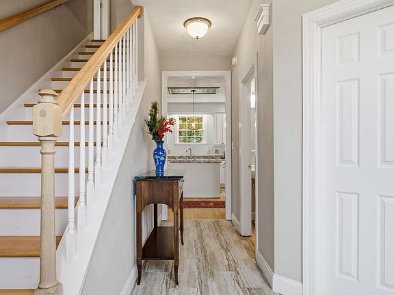 4th image of 1940 Cascades Rd