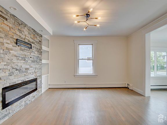 4th image of 536 Main St