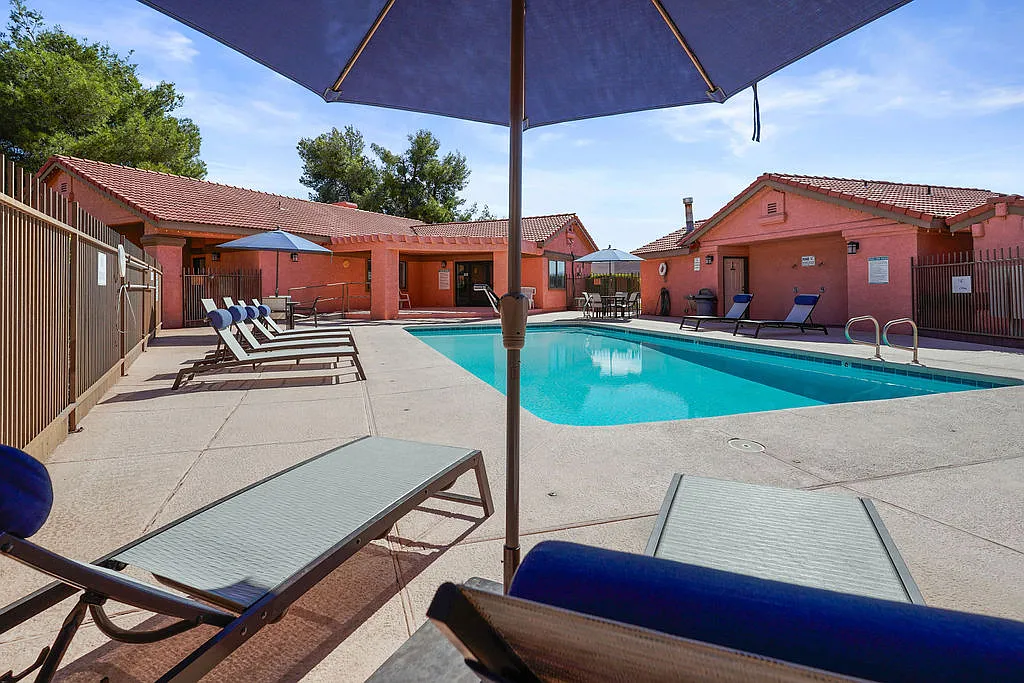 Sunset Springs Apartments — Photo 1