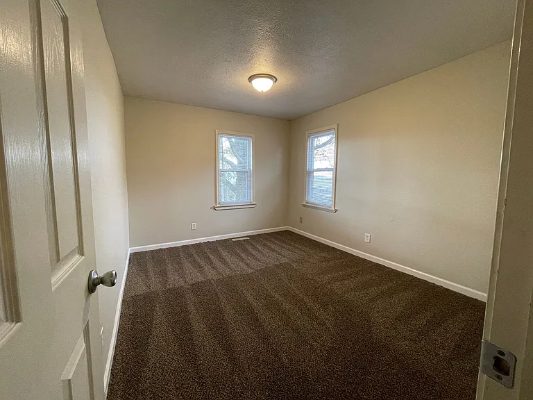 2605 E Division St — Photo 12