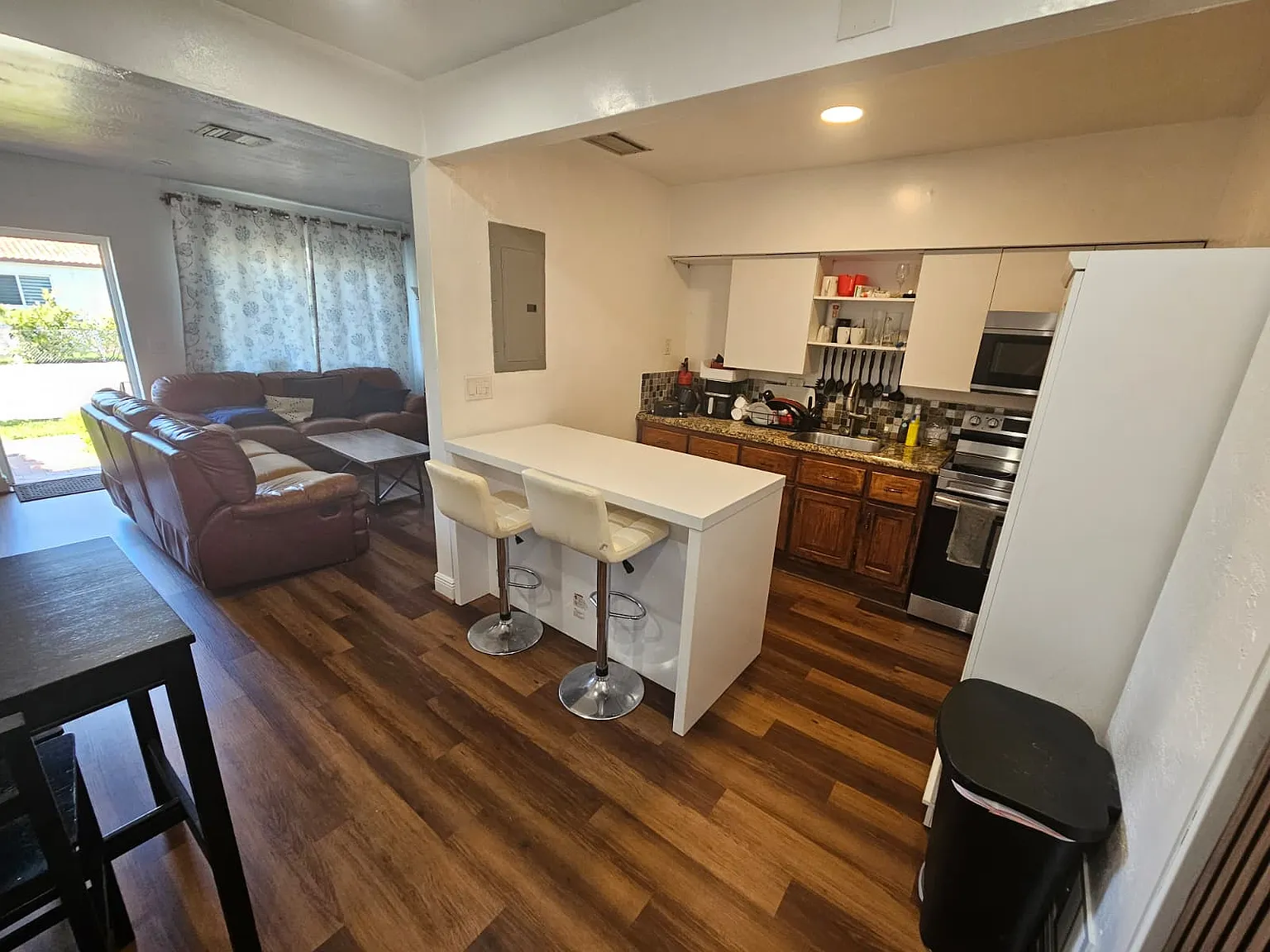 3 bed, 1000 sqft, $3,200 — Photo 3