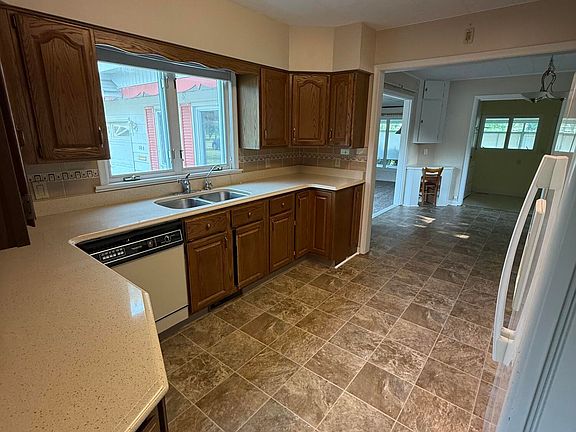 5th image of 308 Strait Ct