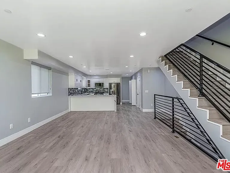 1947 N Vista Del Mar Ave — Photo 1