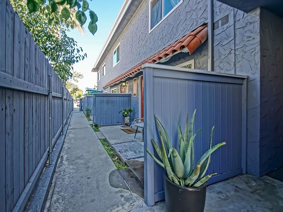 3rd image of 2416 Curtis Ave Unit 3