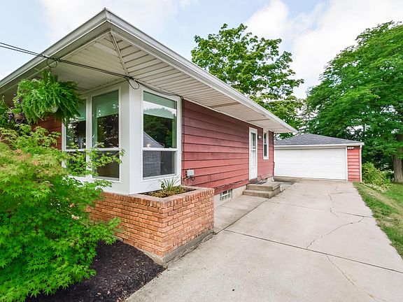5th image of 1933 Diamond Ave NE