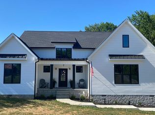 745 Clearview Rd, Cottontown, TN 37048