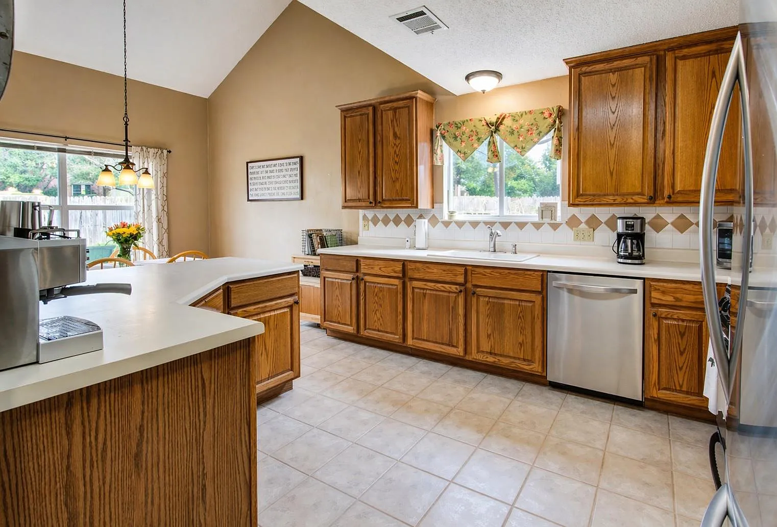 4 bed, 2.5 bath, 2325 sqft, $2,800 — Photo 4