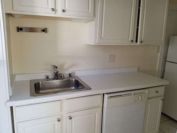 4th image of 5225 S Lake Dr APT 7