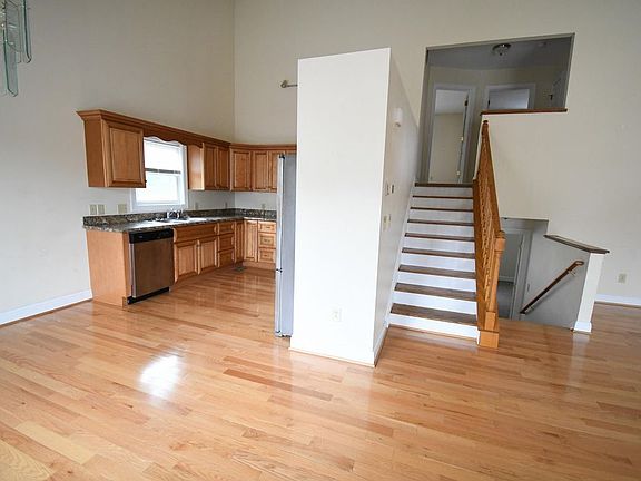 4th image of 447 Diana Ct