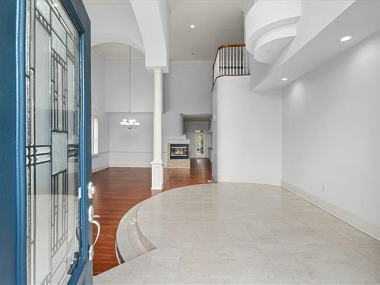 350 Wembley Cir — Photo 2