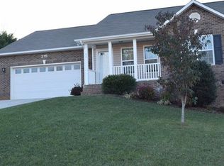 215 Pine Meadows Cir, Hickory, NC 28601