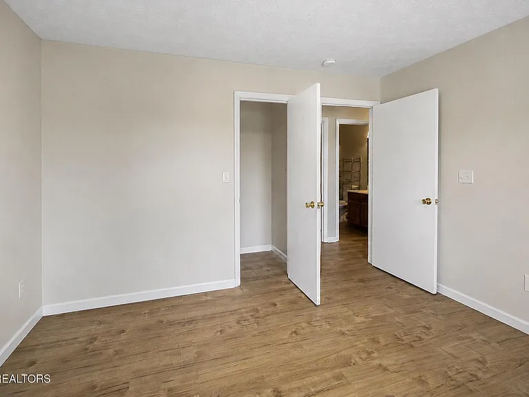 801 Valerie Ln — Photo 6