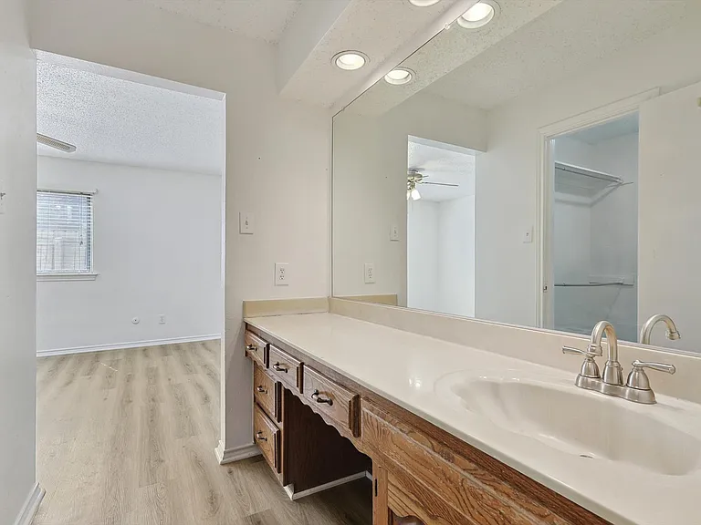 5137 Shoregate Dr — Photo 8