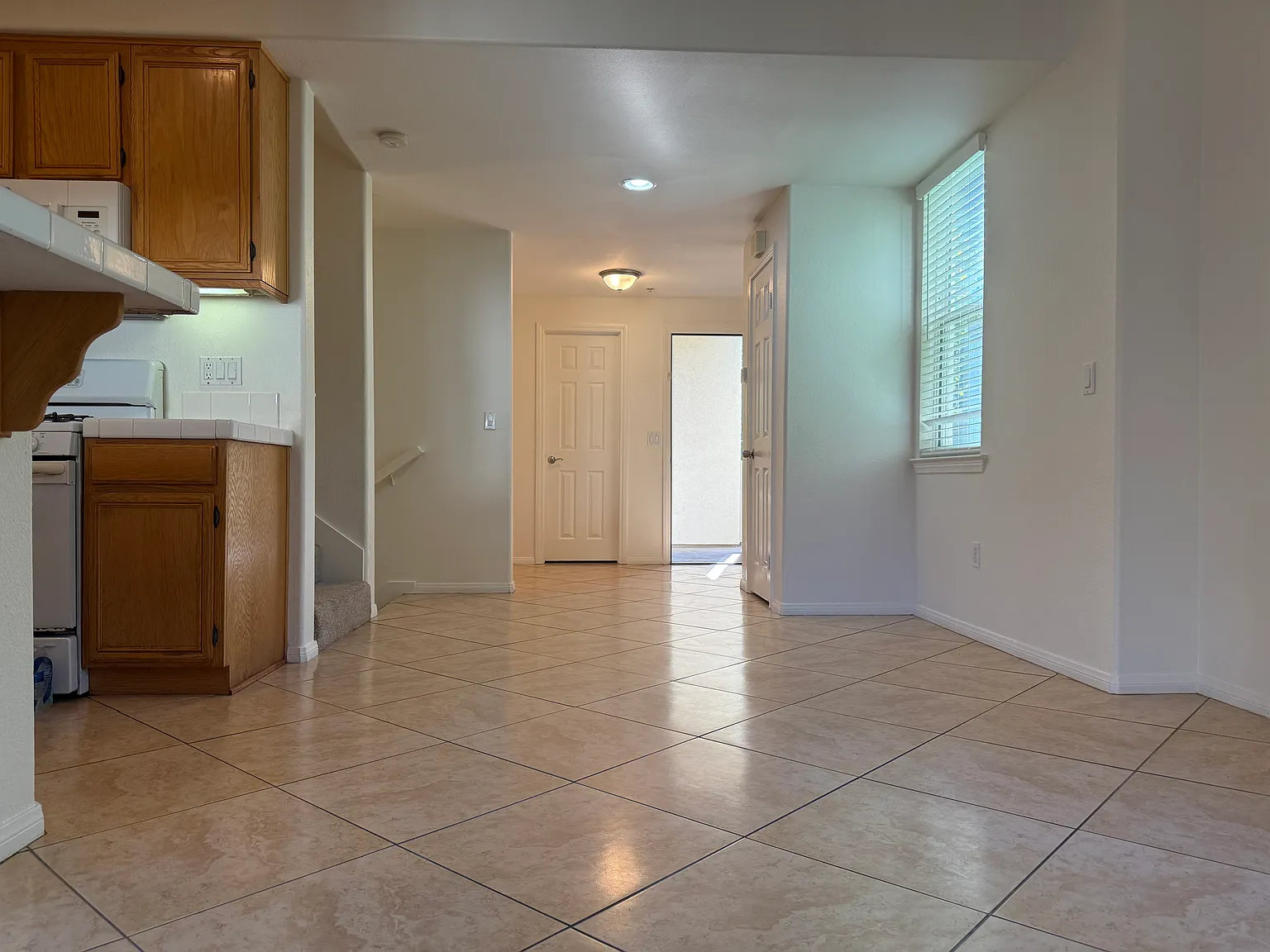 3 bed, 2.5 bath, 1447 sqft, $3,665 — Photo 3