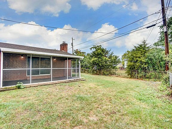 3rd image of 634 Hillsdale Dr