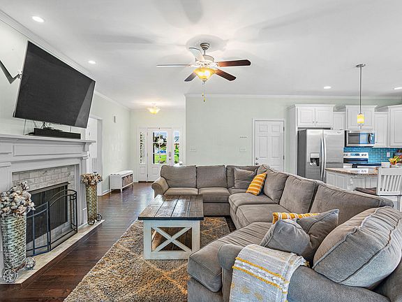 3rd image of 460 Lucy Cir