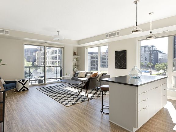 4th image of 240 Chicago Ave APT 633