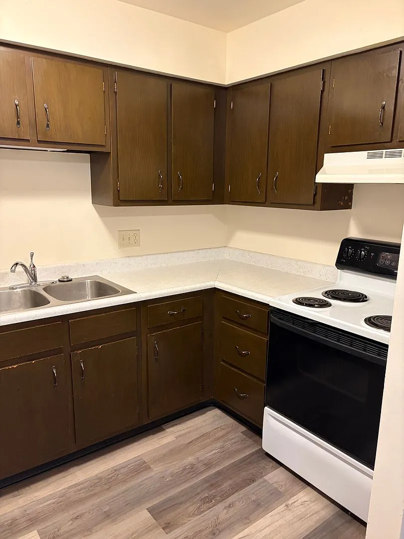 Fairway Drive Apartments — Photo 2