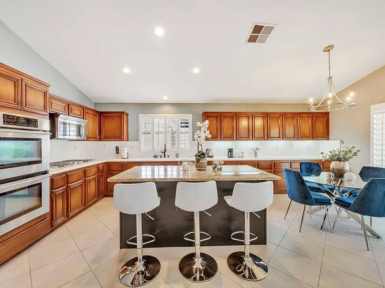 421 Minaret St — Photo 25
