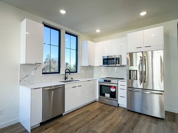 4th image of 11552 Meridian Ave N #1