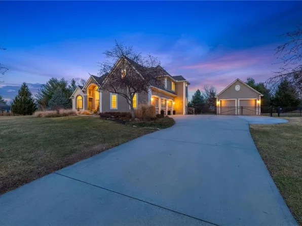18125 Windsor Dr, Stilwell, KS 66085