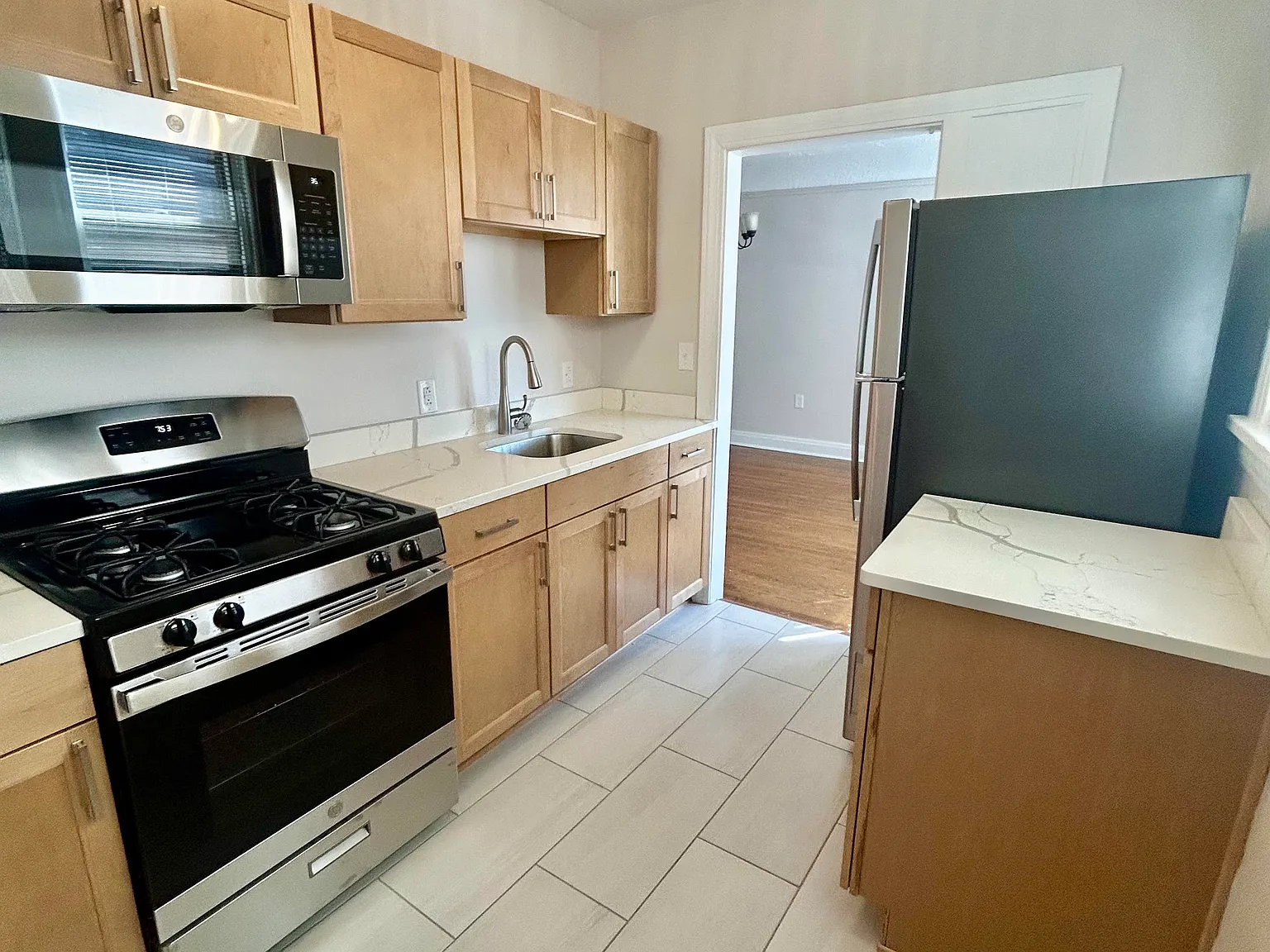 2 bed, 1000 sqft, $1,400 — Photo 2