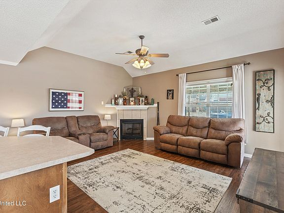 3rd image of 85 Desoto Ave