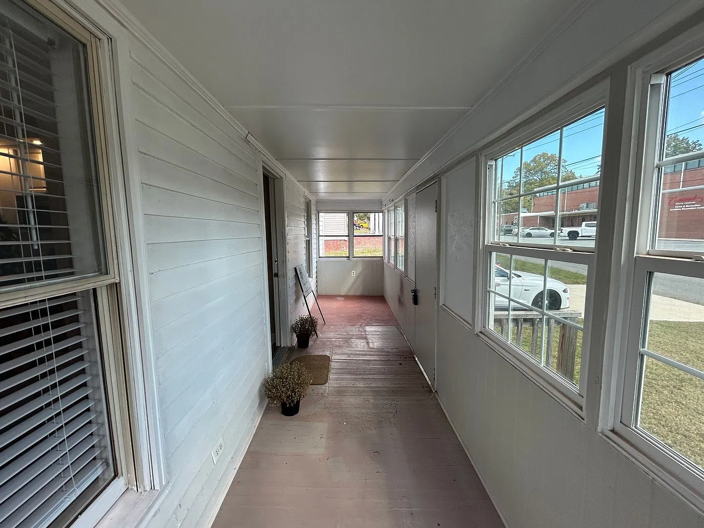 Adorable 2 Bedroom Home in Concord!! — Photo 3