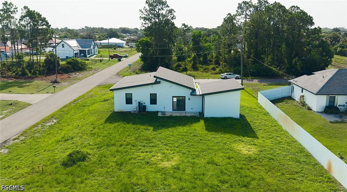 3 bed, 2.0 bath, 1186 sqft, $1,800 — Photo 2
