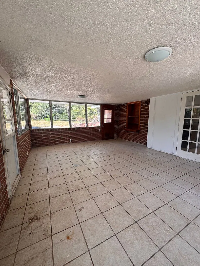 Freshly Painted 3-Bedroom Home for Rent in Toccoa, GA Sunroom & Large Private Backyard — Photo 2