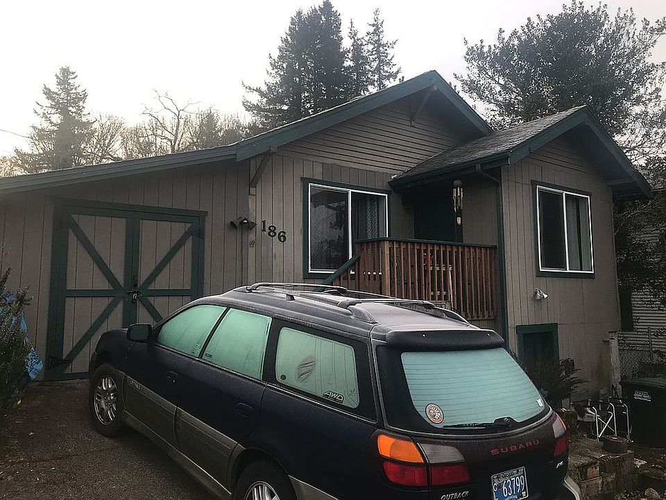 2nd image of 186 NE Douglas St