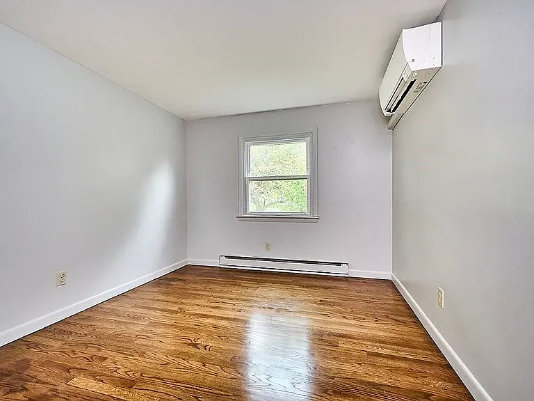85 Longmeadow Dr — Photo 4