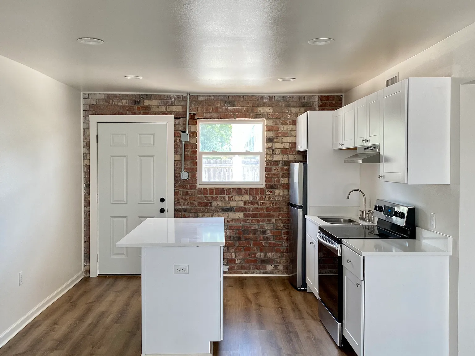 2 bed, 900 sqft, $900 — Photo 3